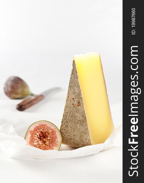 Cheese and fig on kitchen paper