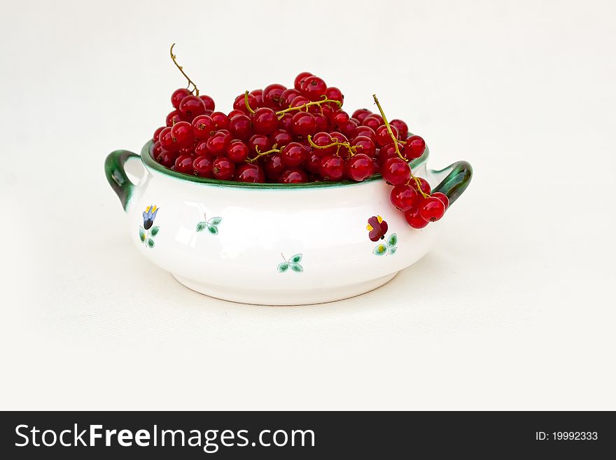 Fresh red currant in bowl