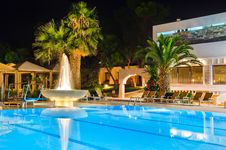 Water Pool And Fountain At Night Stock Photography Water Pool And Fountain At Night Stock Photography