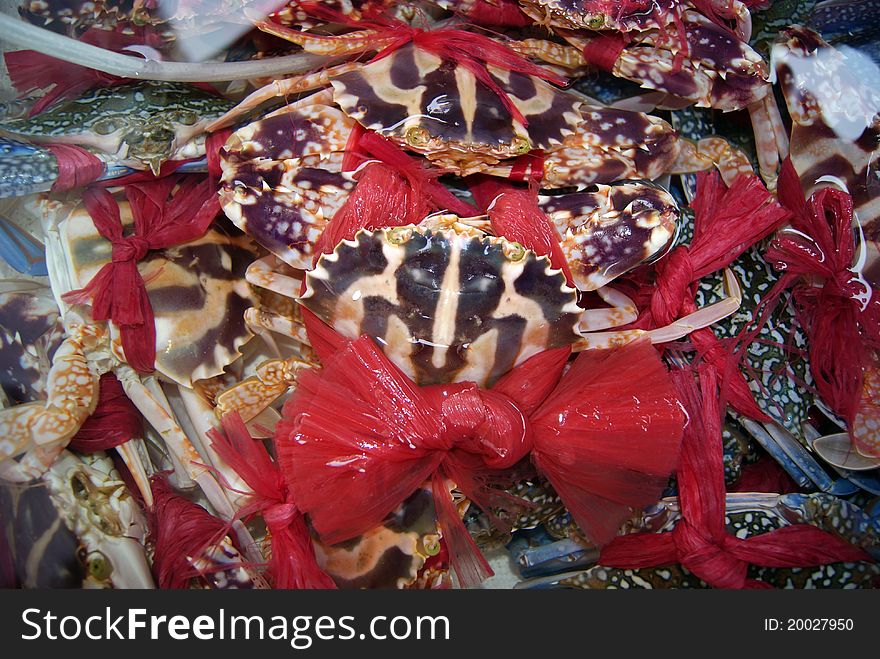 Spend crab, in the pool, waiting for the purchase of the people.