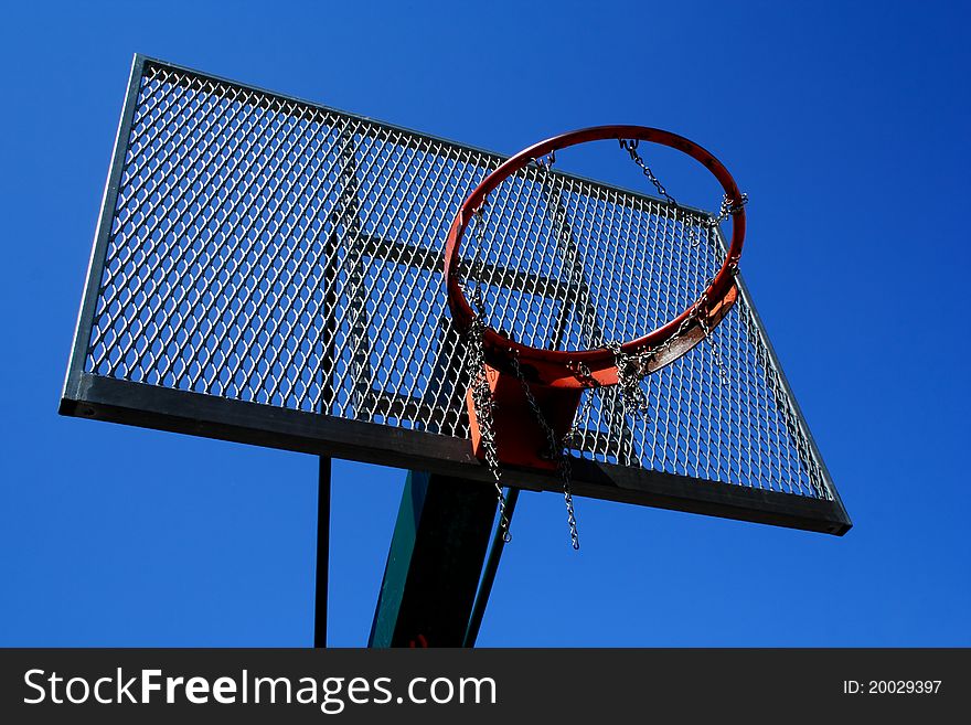 Street basketball basket zoomed foto on blue sky
