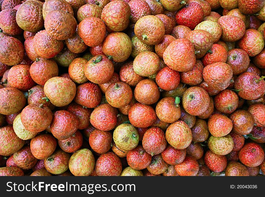 Under natural light exposure in many mature litchi