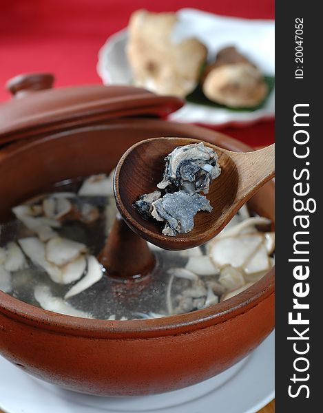 A wealth of seafood hot pot cooking