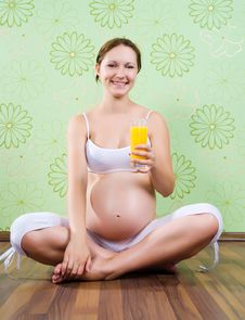 Beautiful Pregnant Woman Holding An Apple Stock Images Beautiful Pregnant Woman Holding An Apple Stock Images