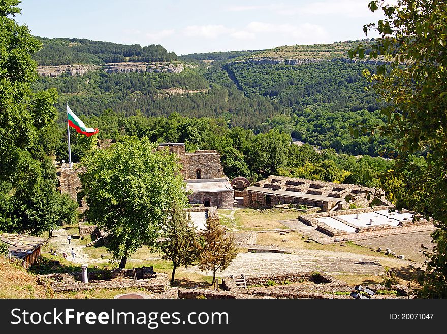 Trapezista citadel and Bulgarian flag near Veliko Tarnovo