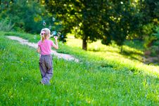 Girl And Bubbles Royalty Free Stock Images Girl And Bubbles Royalty Free Stock Images