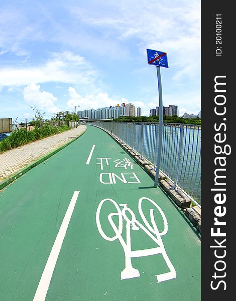 Bicycle lane with white bicycle sign