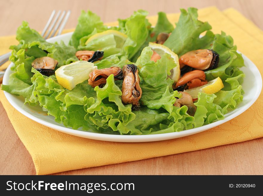 Salad with mussels and lemon