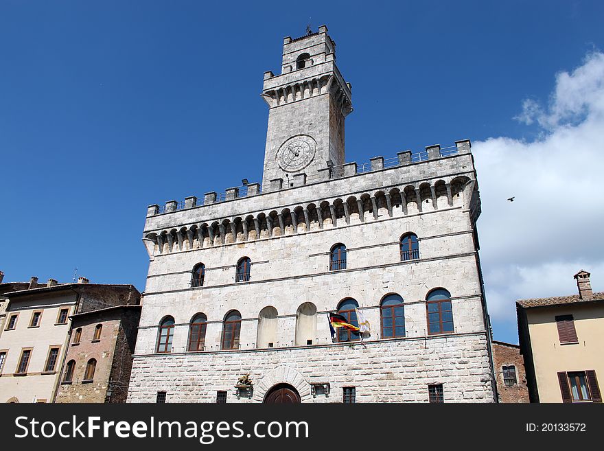 In the main square of Montepulciano is called the Palace clock tower, where it was filmed, new moon