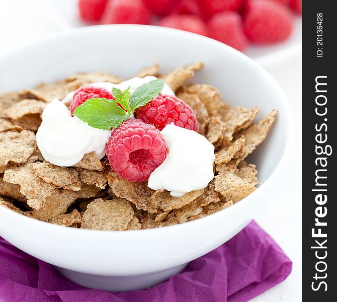 Cornflakes with yogurt and raspberries