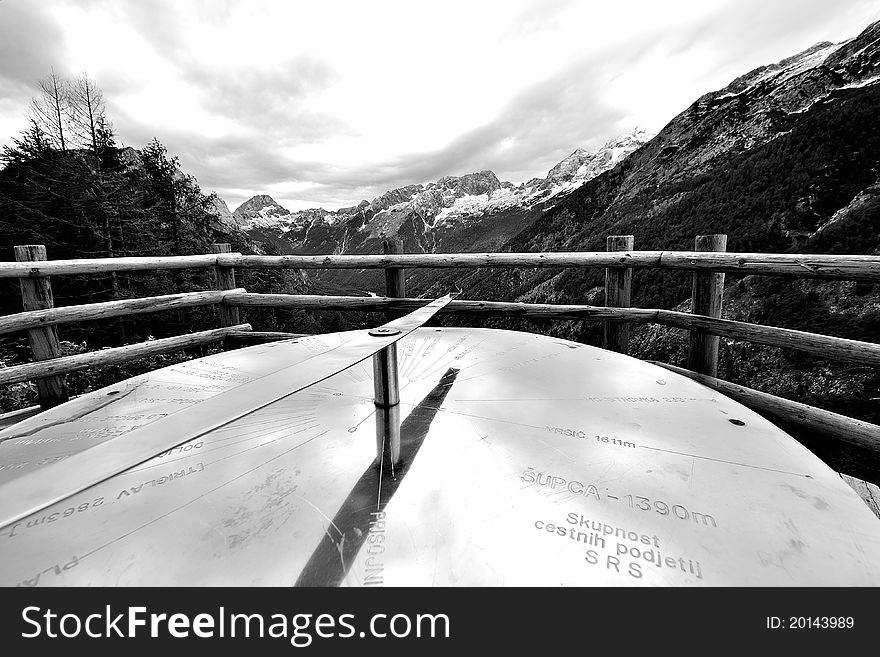 This is a compass that explains the mountains name and their direction.Is in the Alpi pass. This is a compass that explains the mountains name and their direction.Is in the Alpi pass.