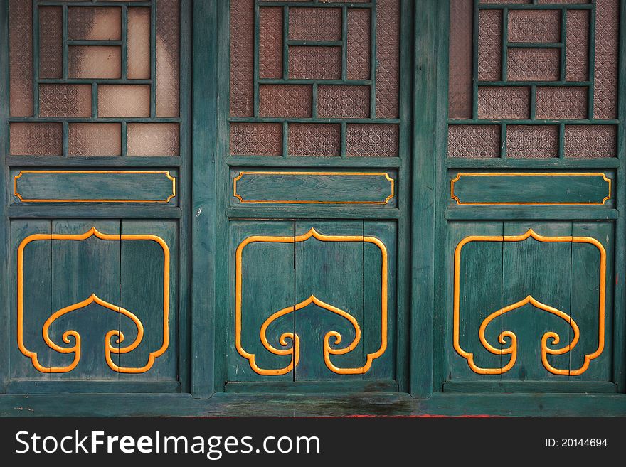 The carved wooden doors patterned on the temple. The carved wooden doors patterned on the temple.