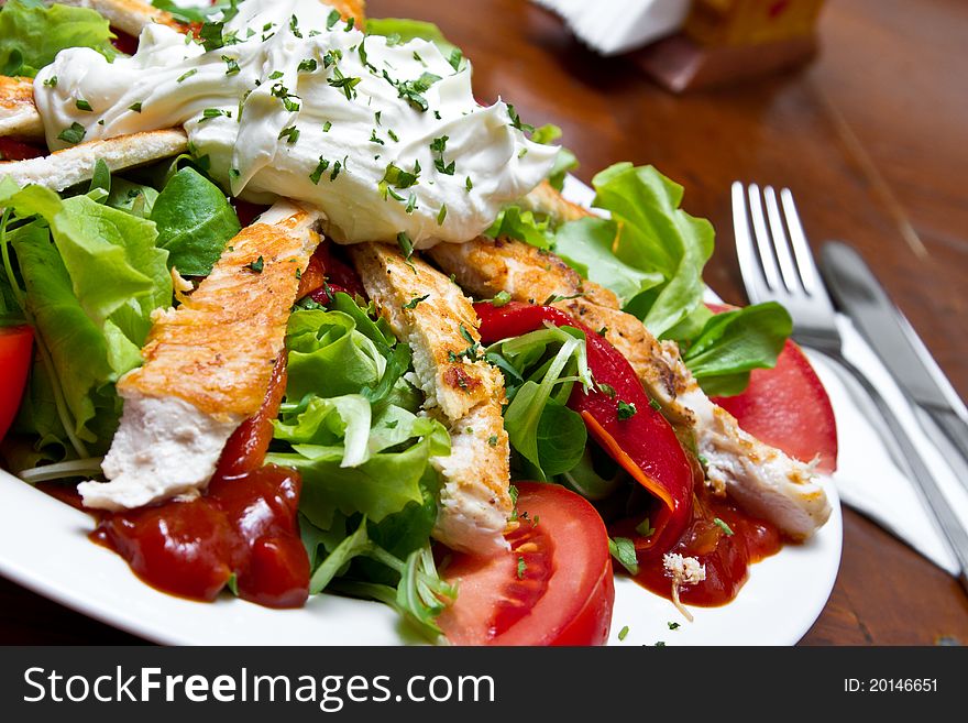 Chicken salad with cherry tomatoes and rucola (shallow DOF)