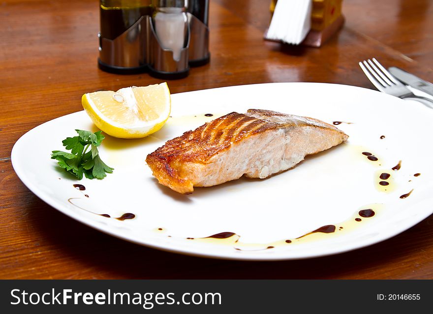 Grilled salmon fillet with lemon