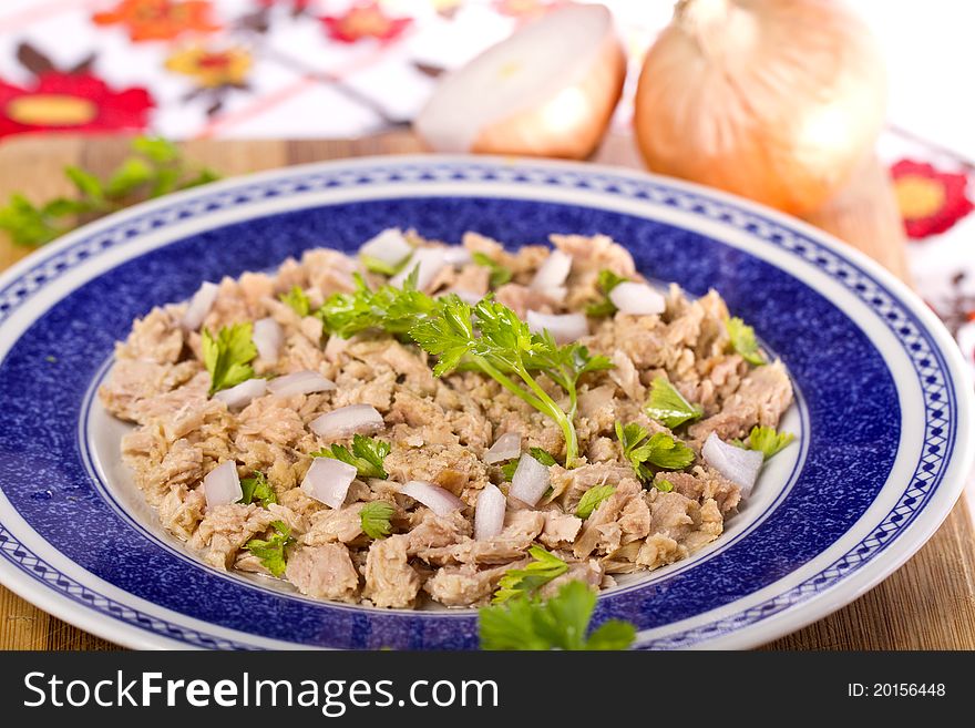 View of a meal of tuna with onion and parsley.