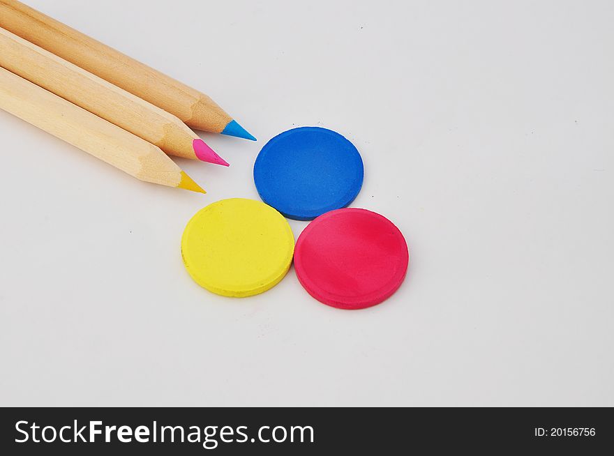 Primary colors (red, yellow, blue) pointing at same direction to 3 colour disc. Primary colors (red, yellow, blue) pointing at same direction to 3 colour disc.