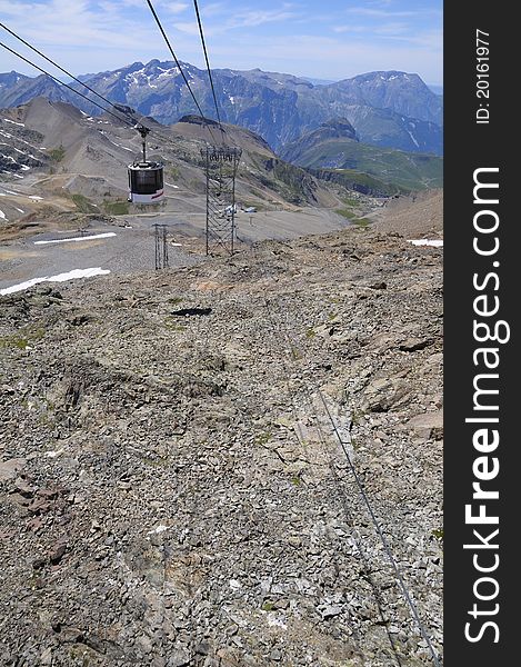 View of the cableway that linking Deux Alpes (1600m) with the glacier (3200m)