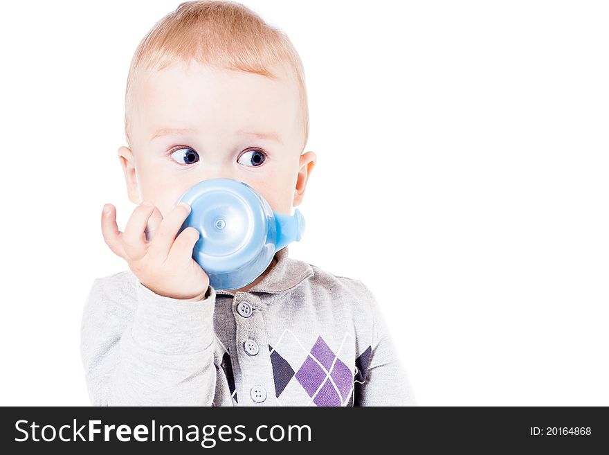 Foto-little boy drinks water