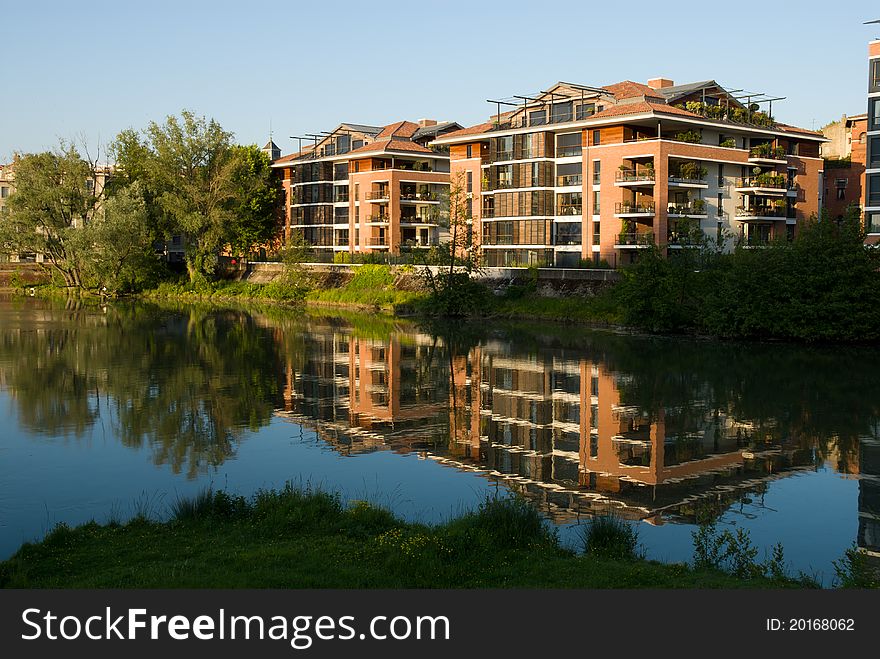 Boarding house by the riverside of Ganal Midi (Lan