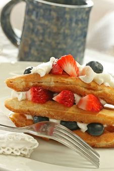 Waffles With Fruit And Whipped Cream Stock Photography Waffles With Fruit And Whipped Cream Stock Photography
