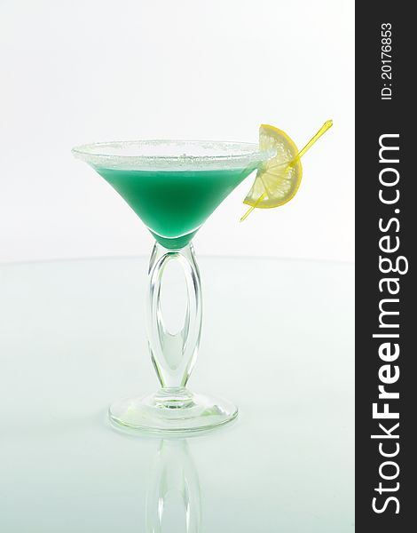 Cocktail Green Delight decorated with a slice of lemon.