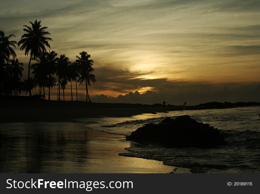Alvorecer na praia do Flamengo, ItapoÃ£ - Bahia Brasil. Alvorecer na praia do Flamengo, ItapoÃ£ - Bahia Brasil