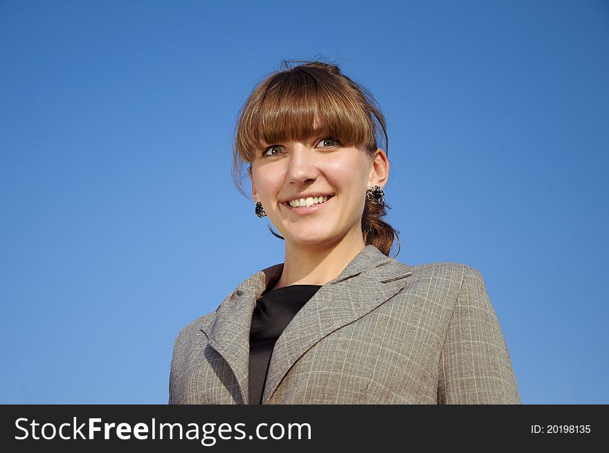 Portrait businesswoman, blue sky background