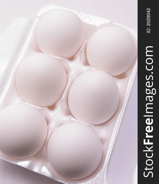 6 white eggs in container