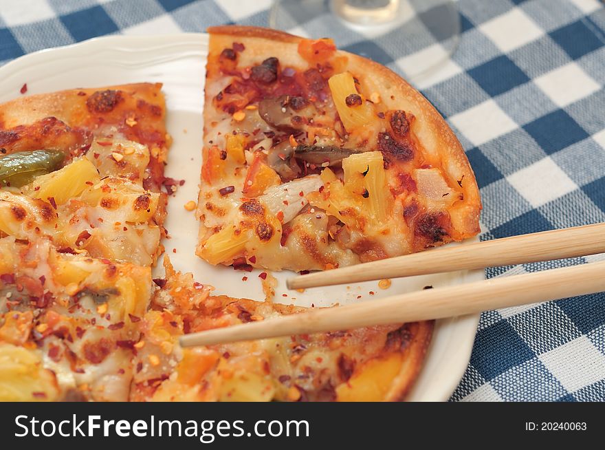 Freshly baked cheese pizza sliced and served.