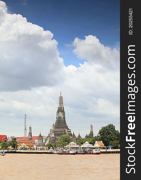 Wat Arun is located in Bangkok, on the Choa-Praya riverbank. Wat Arun is located in Bangkok, on the Choa-Praya riverbank.