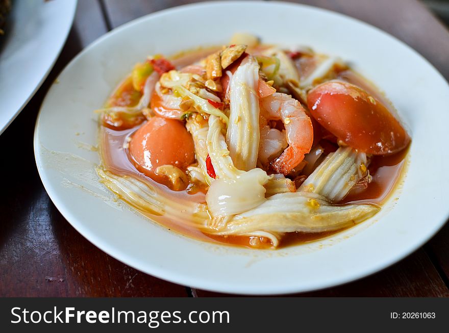 Spicy coconut salad with vegetables