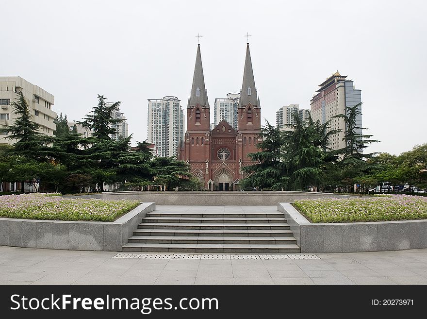 This is to be located in Shanghai xujiahui area of a Catholic church，Every weekend, there are a lot of people here to church。