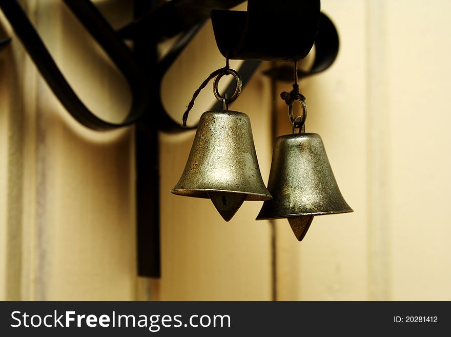 Zoomed indoor foto of hanging metallic colored bells