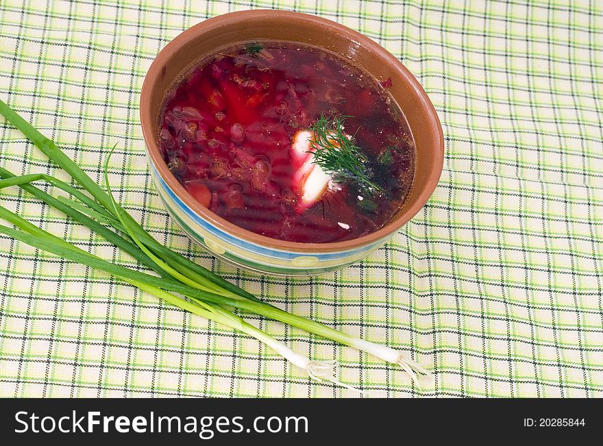 Bowl of the Ukrainian borsch with green onions