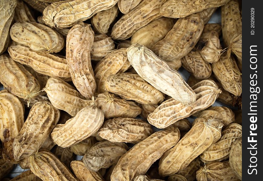 Boiled peanuts are sold in the market