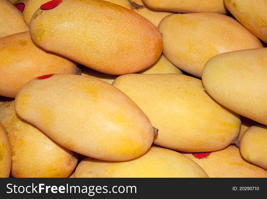 The mango on the fruit market .