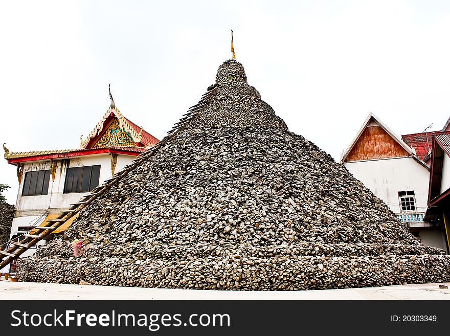 Shells unearthed at the ancient Temple of oyster shells to build a pagoda.