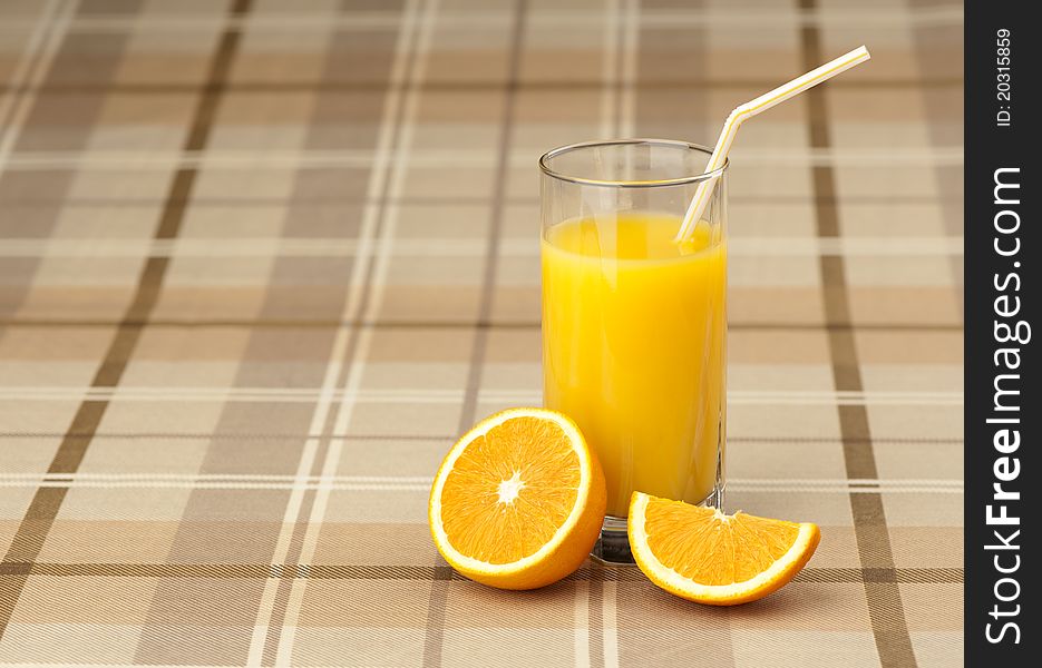 Orange juice and slices of orange