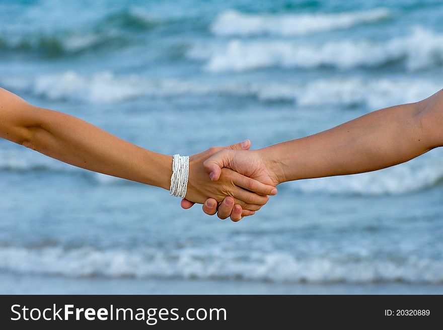 Man S And Woman S Hand In Love On The Ocean