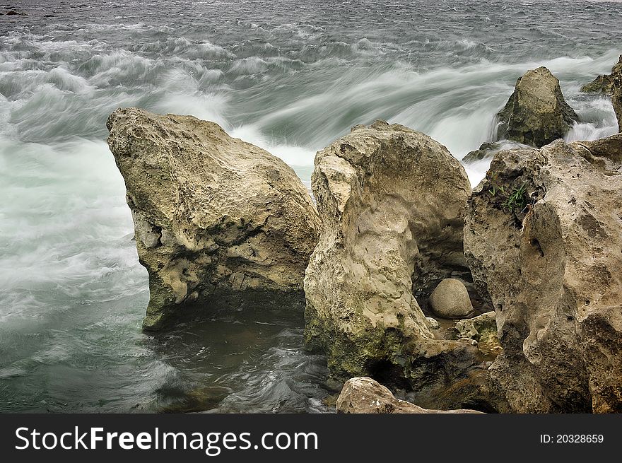 Rocks and boulders along the ridge of Governor rapids.