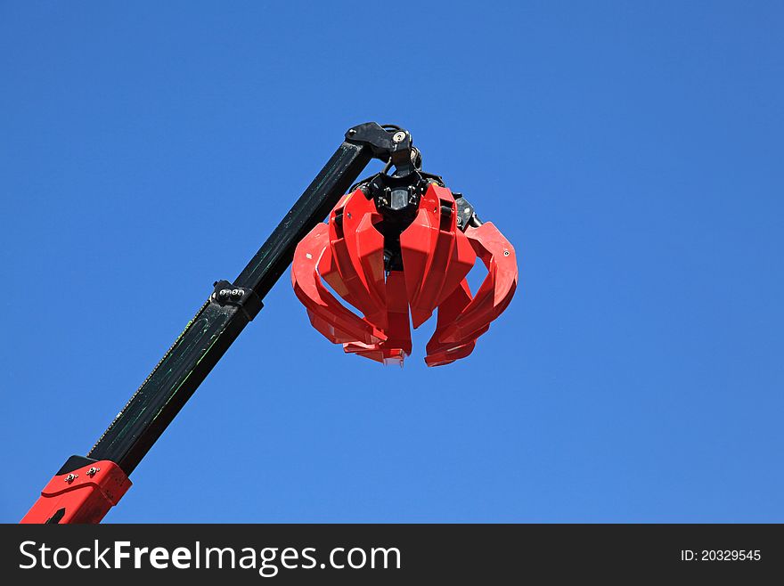 Hydraulic claw on a hand of the building mechanism