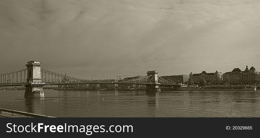 Chain Bridge in Budapest by night