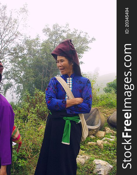 This woman belongs to the ethnic white Khang. His costume is very similar to black Khang. The cap is different because it accepts a wide variety of colors. This woman belongs to the ethnic white Khang. His costume is very similar to black Khang. The cap is different because it accepts a wide variety of colors