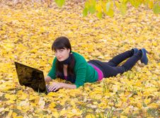 Young Girl With A Laptop In A Autumn Foliage Royalty Free Stock Photography Young Girl With A Laptop In A Autumn Foliage Royalty Free Stock Photography