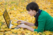 Young Girl With A Laptop In A Autumn Foliage Royalty Free Stock Photography Young Girl With A Laptop In A Autumn Foliage Royalty Free Stock Photography
