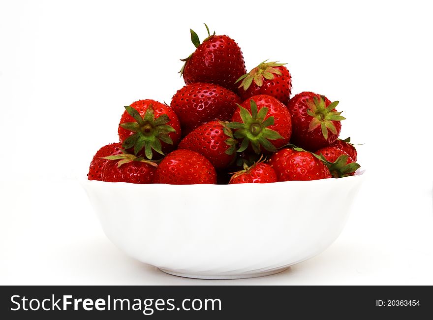 Foto of fresh strawberry in bowl in studio