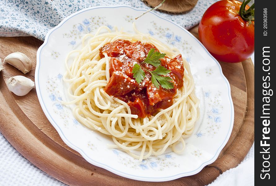 Spaghetti with tomato sauce and ingredients