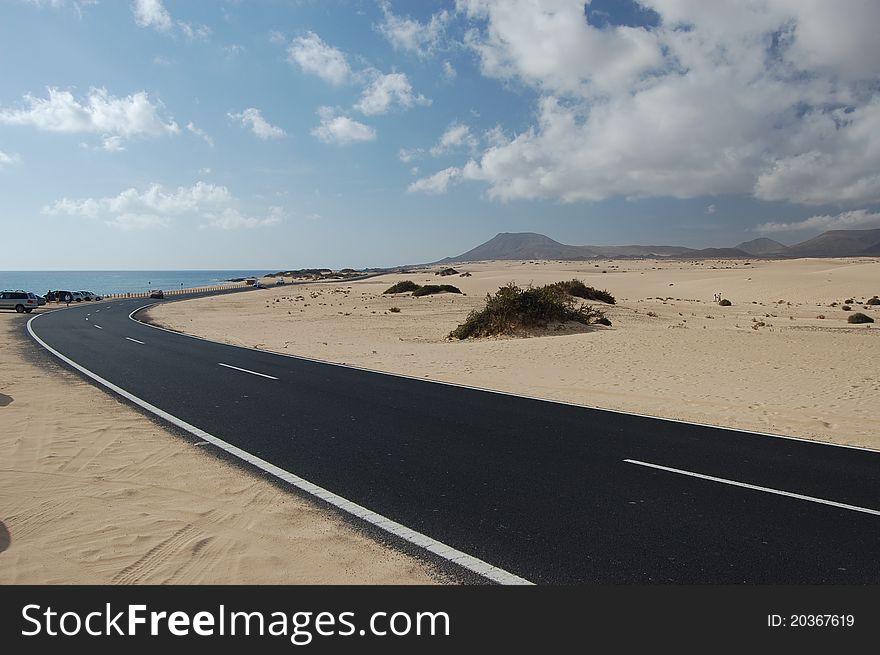 The road through the Correlejo sand dunes