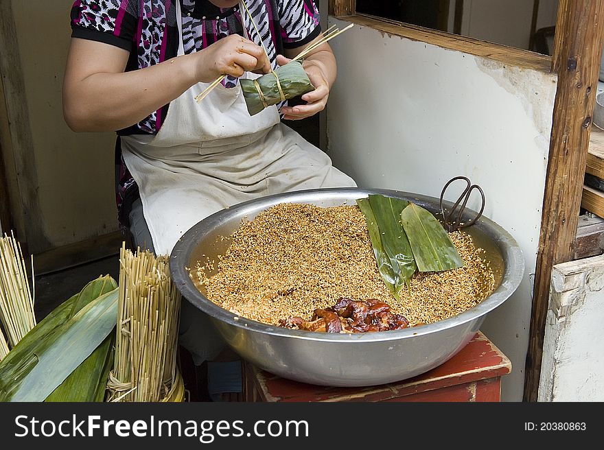 This is in China's Shanghai qingpu zhujiajiao town on the shootingï¼ŒThis is the local residents in the processing of steamed rice dumplingã€‚Zongzi is traditional Chinese foodï¼ŒIs the parcel with glutinous rice, be a kind of foodã€‚In order to increase the taste, also be in it put meat yolk red jujube chestnuts and other foodã€‚. This is in China's Shanghai qingpu zhujiajiao town on the shootingï¼ŒThis is the local residents in the processing of steamed rice dumplingã€‚Zongzi is traditional Chinese foodï¼ŒIs the parcel with glutinous rice, be a kind of foodã€‚In order to increase the taste, also be in it put meat yolk red jujube chestnuts and other foodã€‚