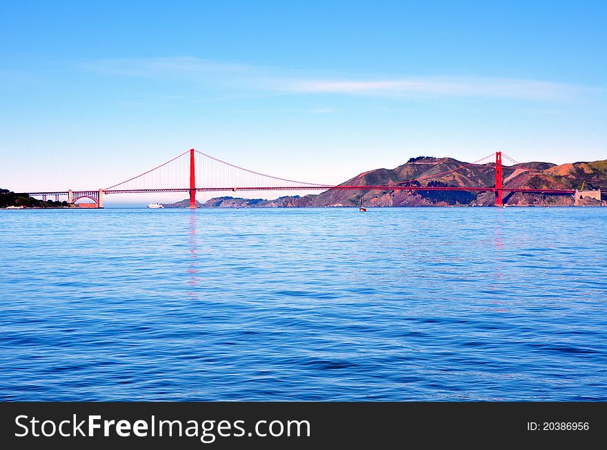 Golden Gate Bridge in a clear blue sky